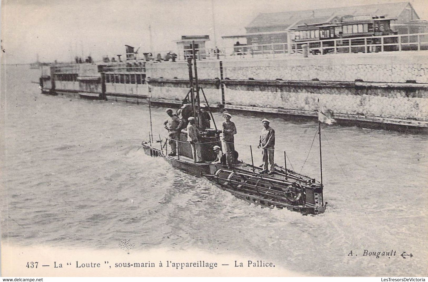 CPA TRANSPORT - Sous Marin LA LOUTRE à L'Appareillage - La Pallice - Sous-marins