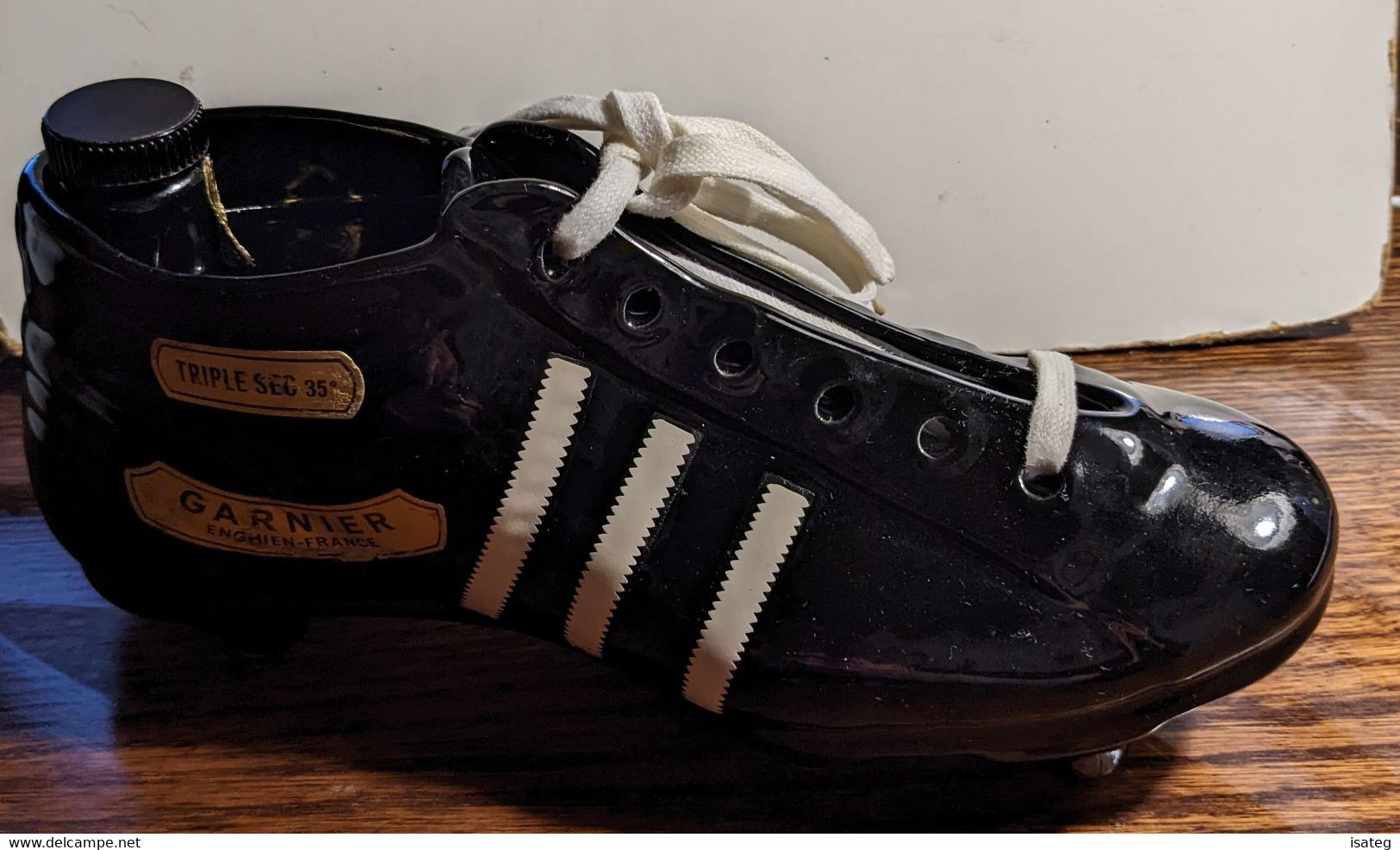 Bouteille Vide Vintage Forme Chaussure De Football - Garnier - Numérotée - Autres & Non Classés