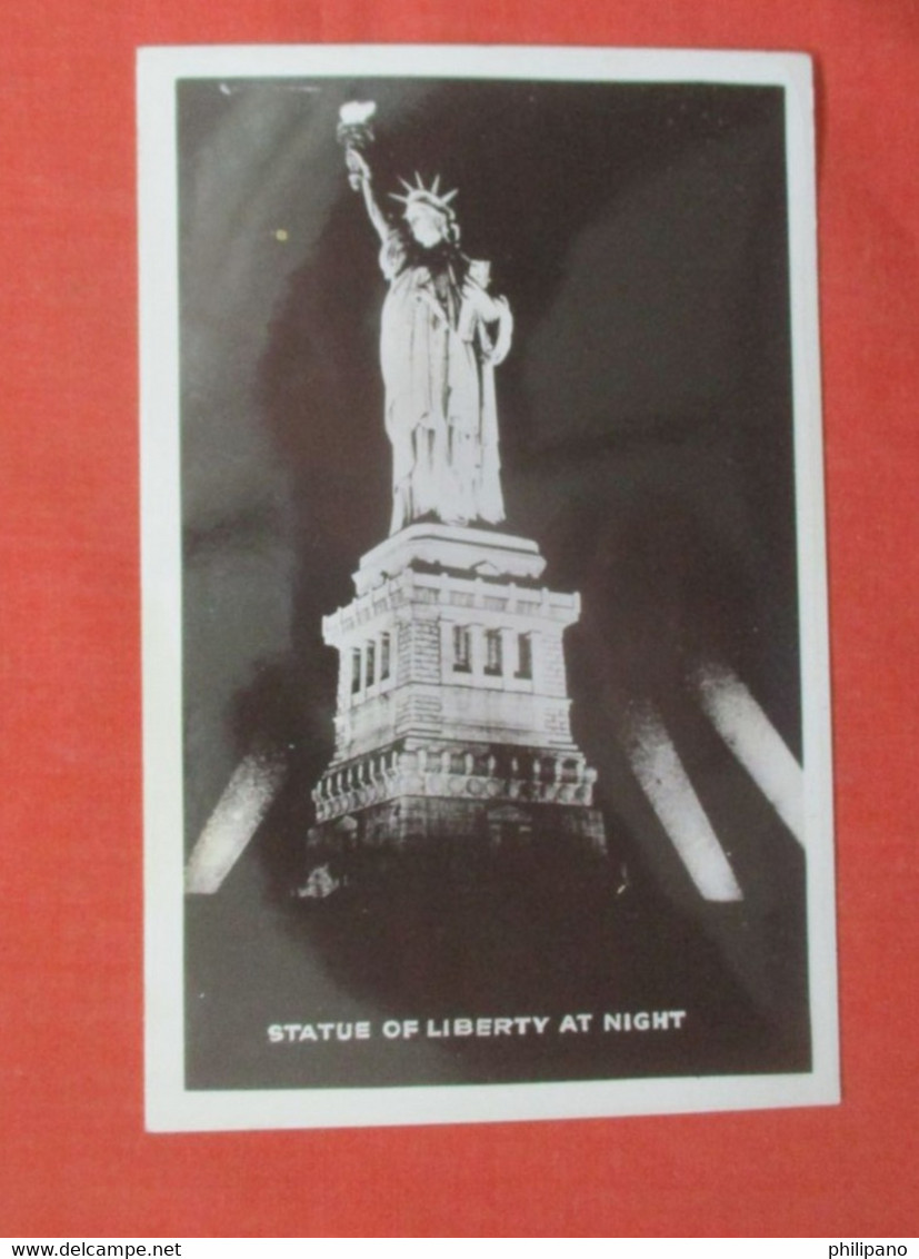RPPC  Night View.   No Glare In Photo.    Statue Of Liberty   - New York > New York City > Statue Of Liberty    Ref 5825 - Statue Of Liberty
