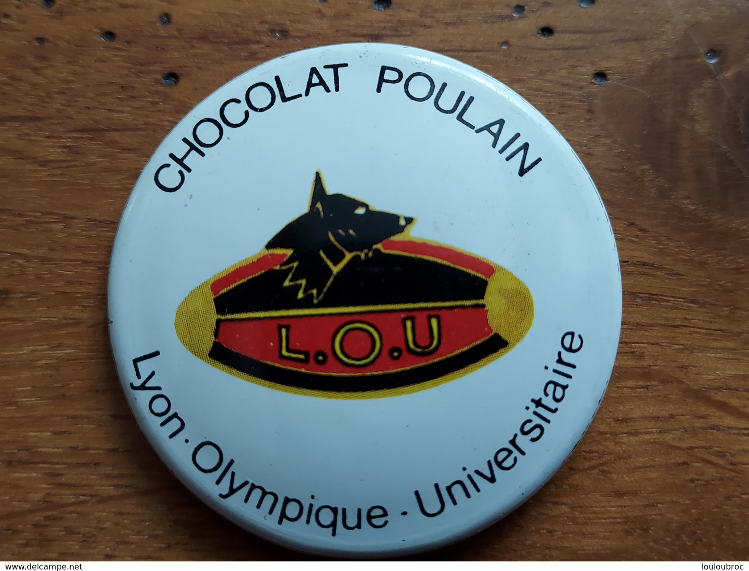 CHOCOLAT POULAIN Badge Tôle Sérigraphiée LYON OLYMPIQUE UNIVERSITAIRE L.O.U. - Schokolade