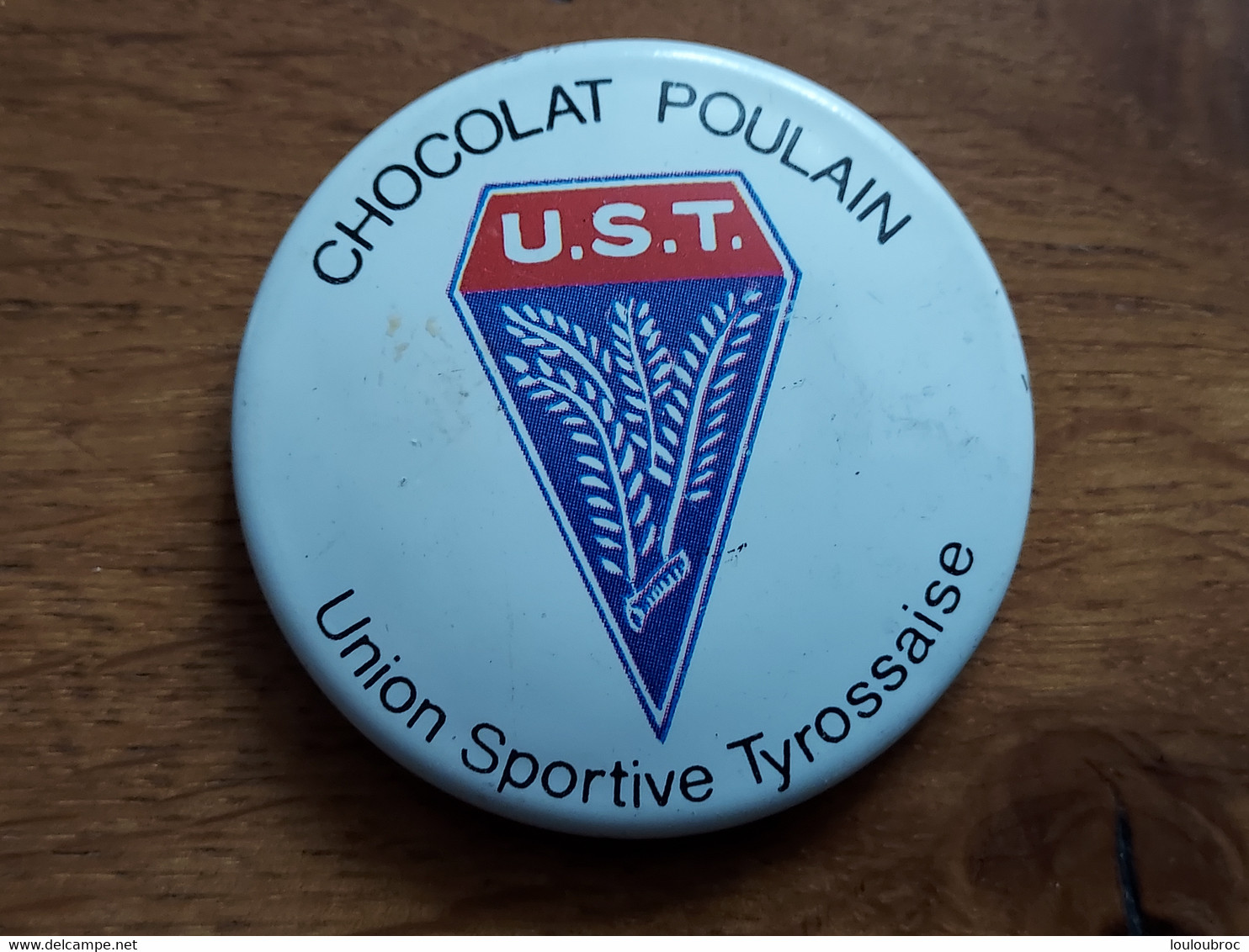 CHOCOLAT POULAIN Badge Tôle Sérigraphiée UNION SPORTIVE TYROSSAISE U.S.T. - Chocolate