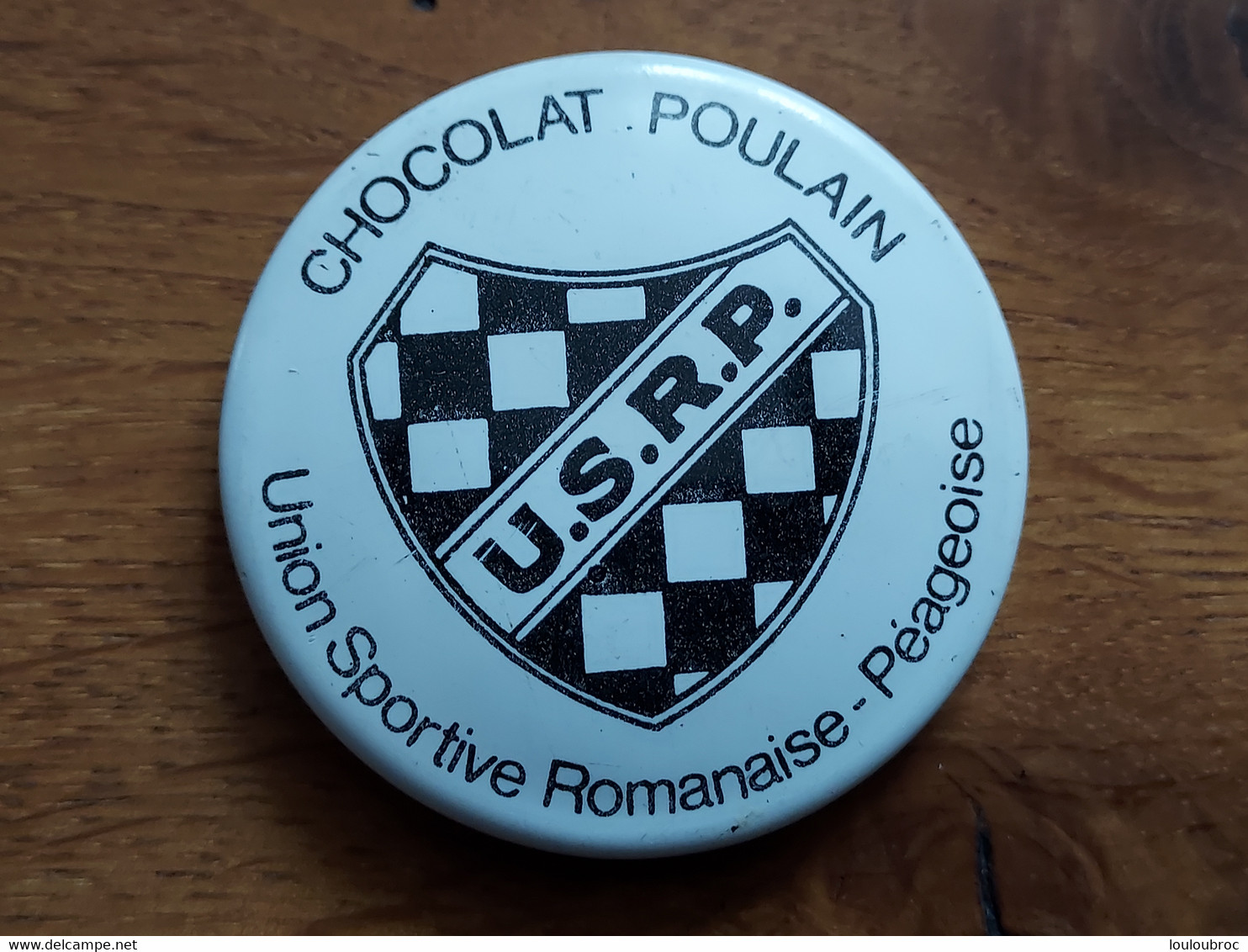 CHOCOLAT POULAIN Badge Tôle Sérigraphiée UNION SPORTIVE ROMANAISE PEAGEOISE U.S.R.P. - Chocolade