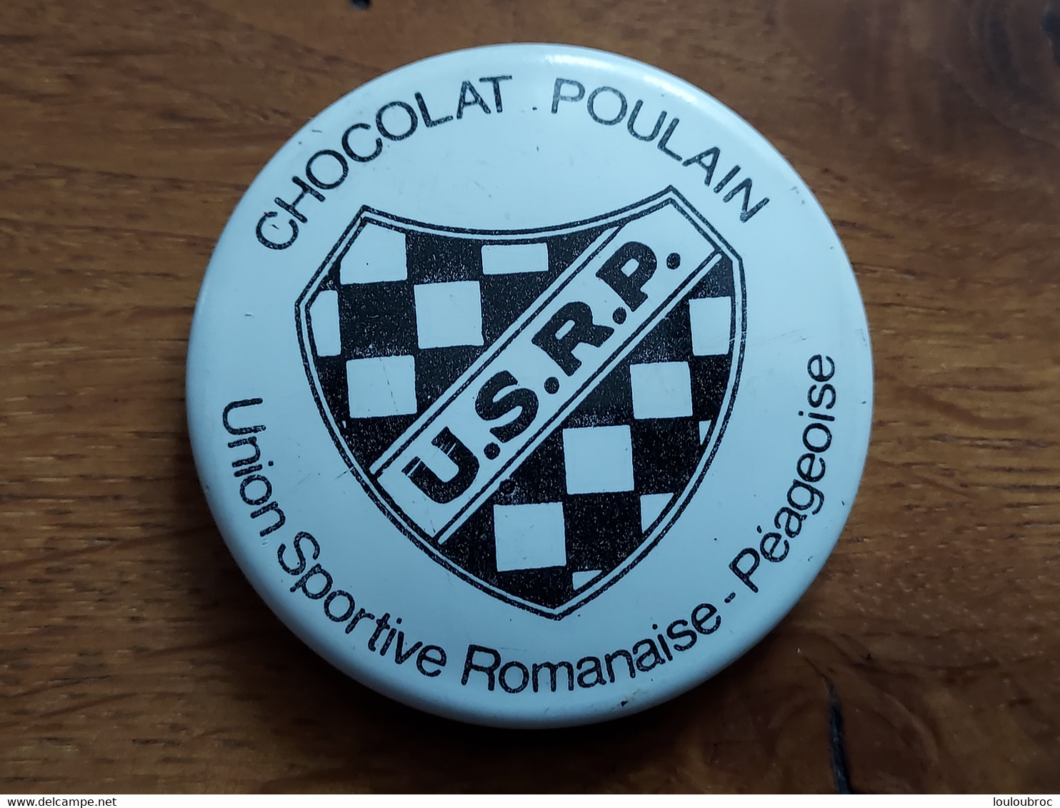 CHOCOLAT POULAIN Badge Tôle Sérigraphiée UNION SPORTIVE ROMANAISE PEAGEOISE U.S.R.P. - Schokolade