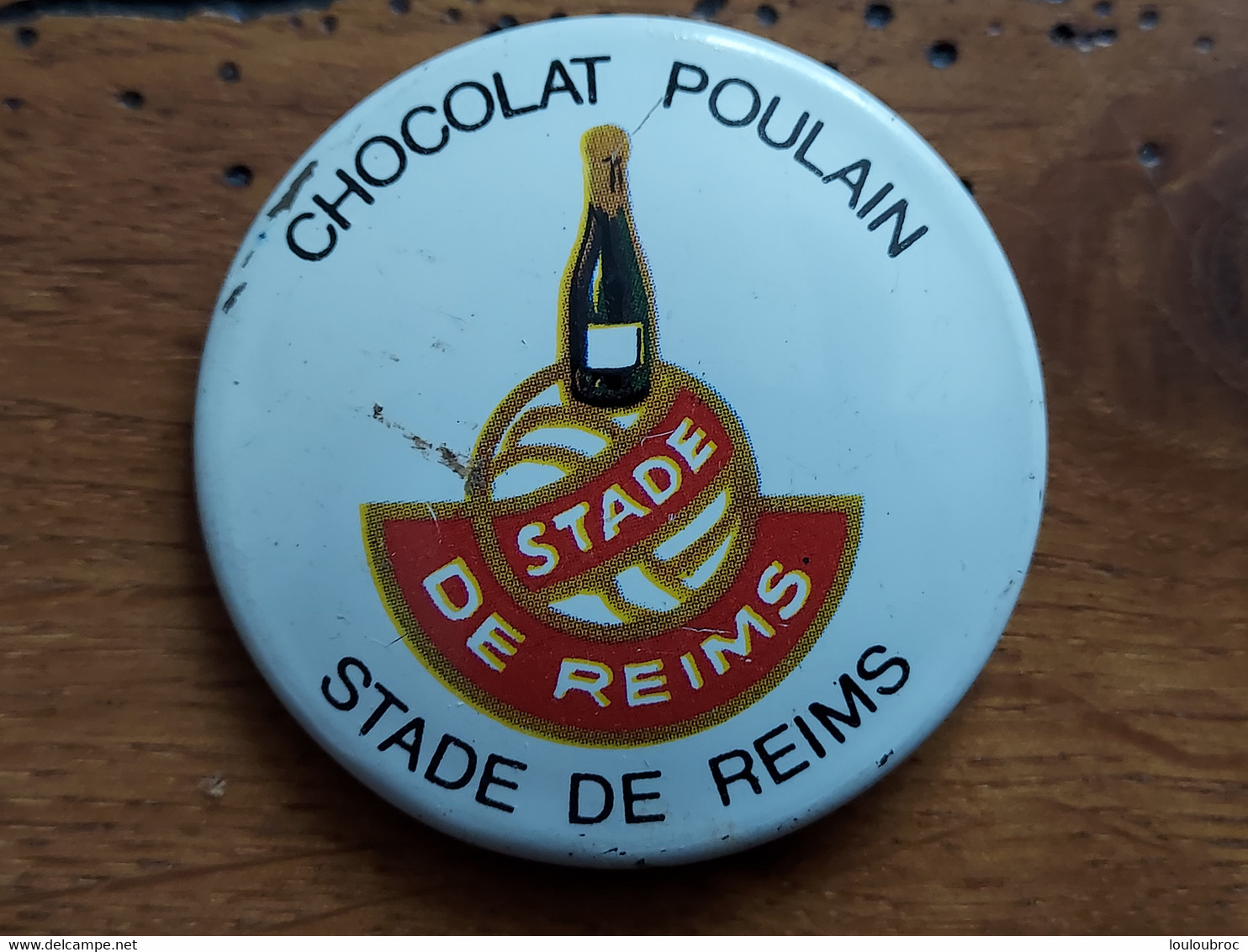 CHOCOLAT POULAIN Badge Tôle Sérigraphiée STADE DE REIMS - Cioccolato