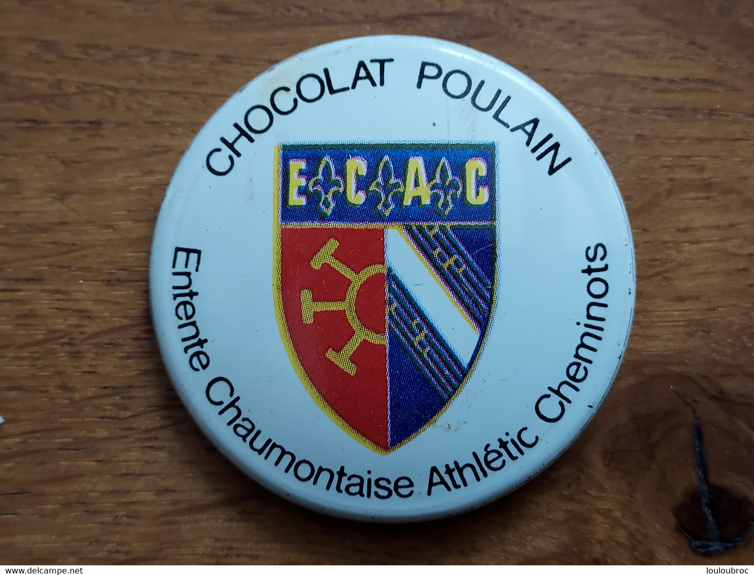 CHOCOLAT POULAIN Badge Tôle Sérigraphiée ENTENTE CHAUMONTAISE ATHLETIC CHEMINOTS E.C.A.C. - Schokolade