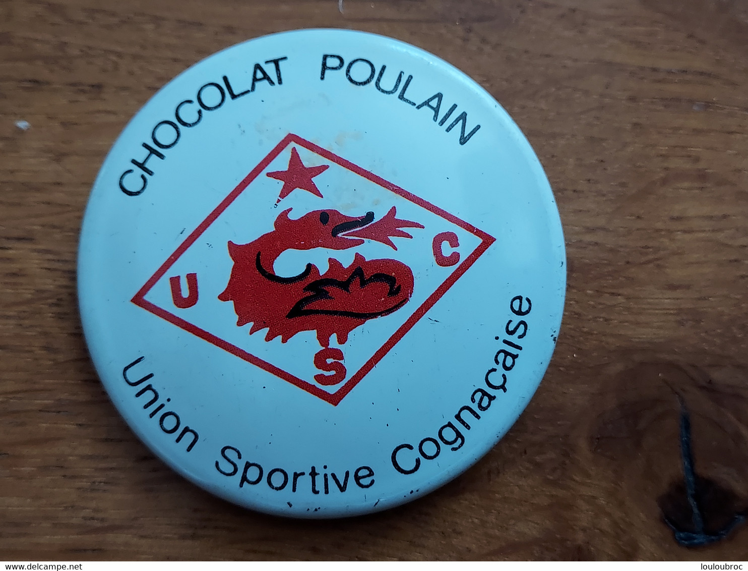 CHOCOLAT POULAIN Badge Tôle Sérigraphiée  UNION SPORTIVE COGNACAISE U.S.C. - Schokolade