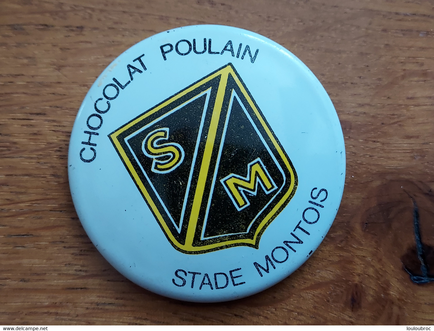 CHOCOLAT POULAIN Badge Tôle Sérigraphiée STADE MONTOIS S.M. - Chocolade