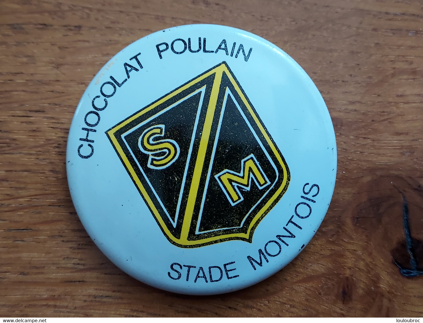CHOCOLAT POULAIN Badge Tôle Sérigraphiée STADE MONTOIS S.M. - Chocolat