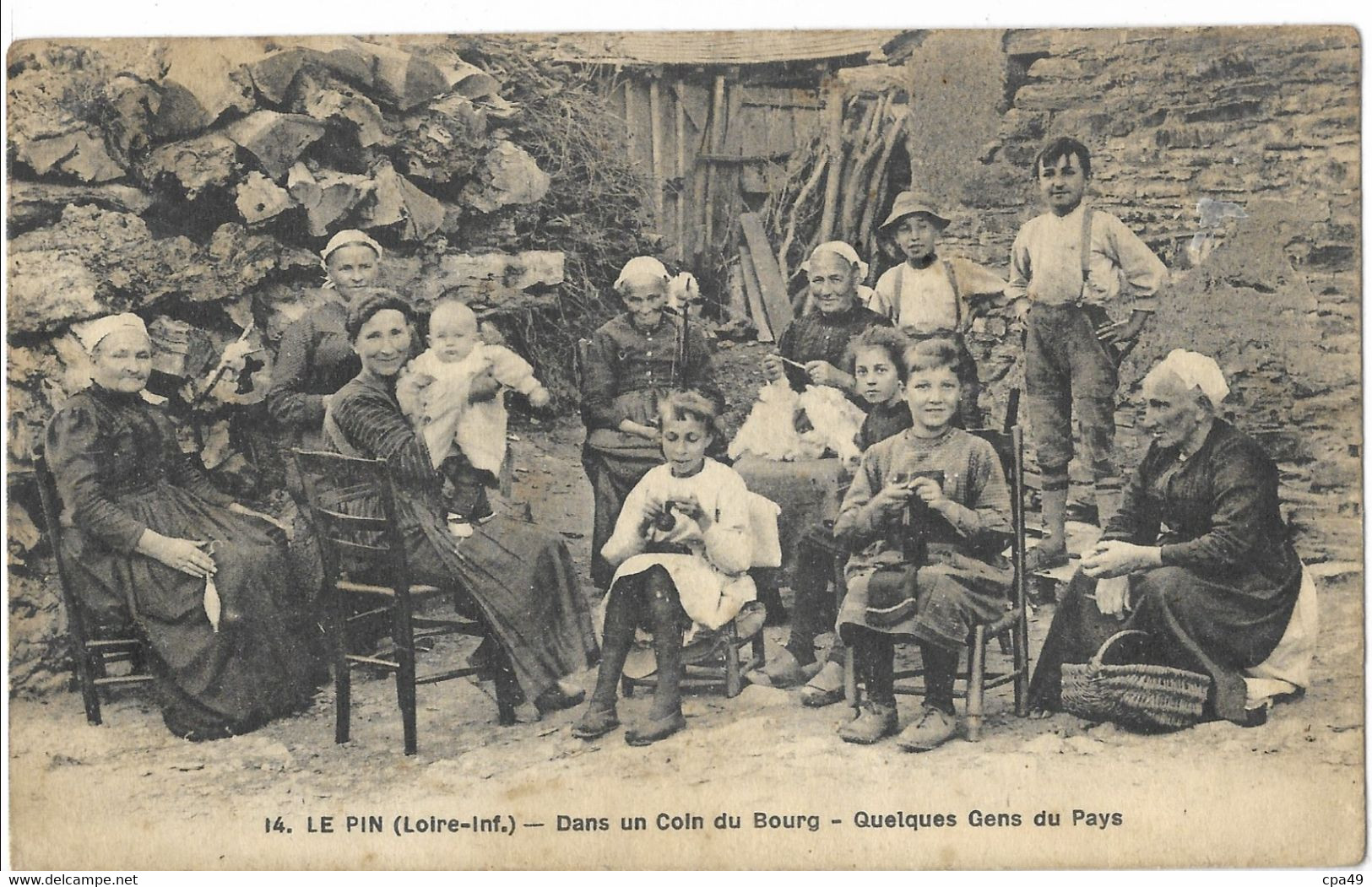 44   LE  PIN  DANS  UN COIN  DU  BOURG  QUELQUES  GENS  DU  PAYS - Sonstige & Ohne Zuordnung