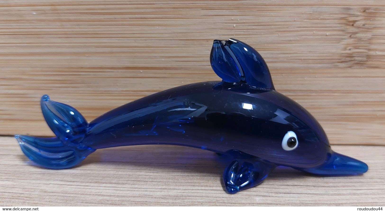 MINIATURE - MINIATURES ANIMAUX -  DAUPHIN BLEU EN VERRE - PETIT ECLAT SUR AILERON DESSUS A SIGNALER - 10,5cm X 4cm - Animali