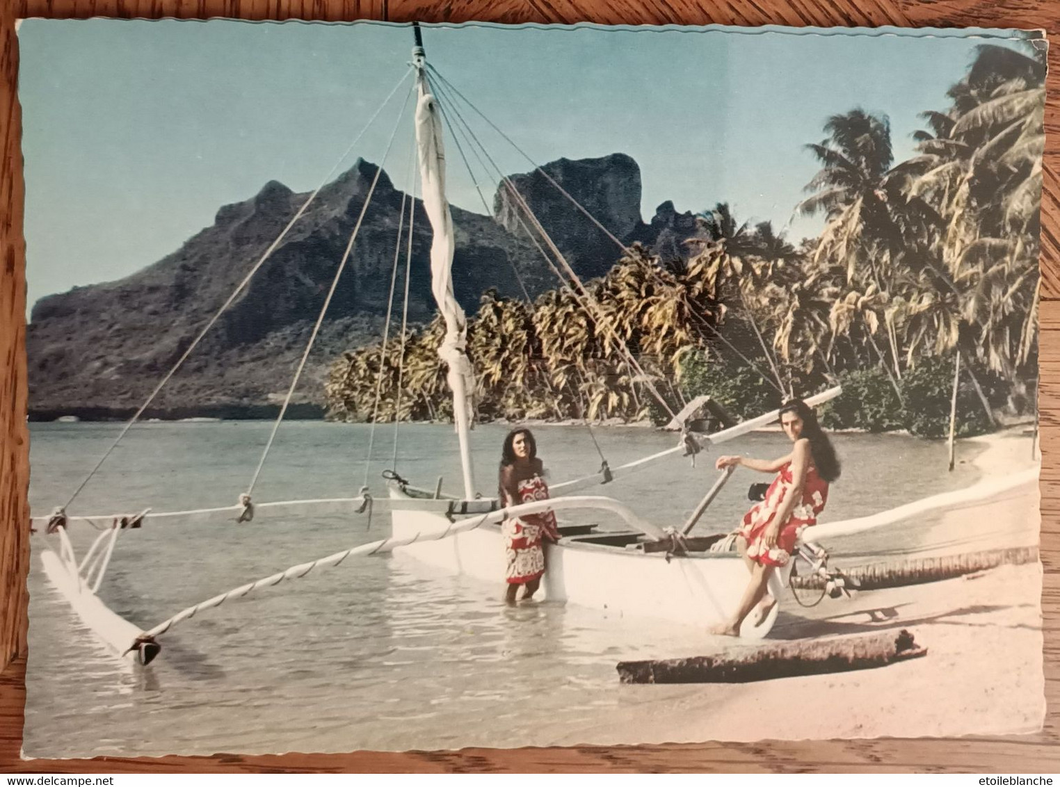 BORA-BORA - Pirogue à Voile Sur La Plage De L'hôtel Bora-bora - - Polynésie Française