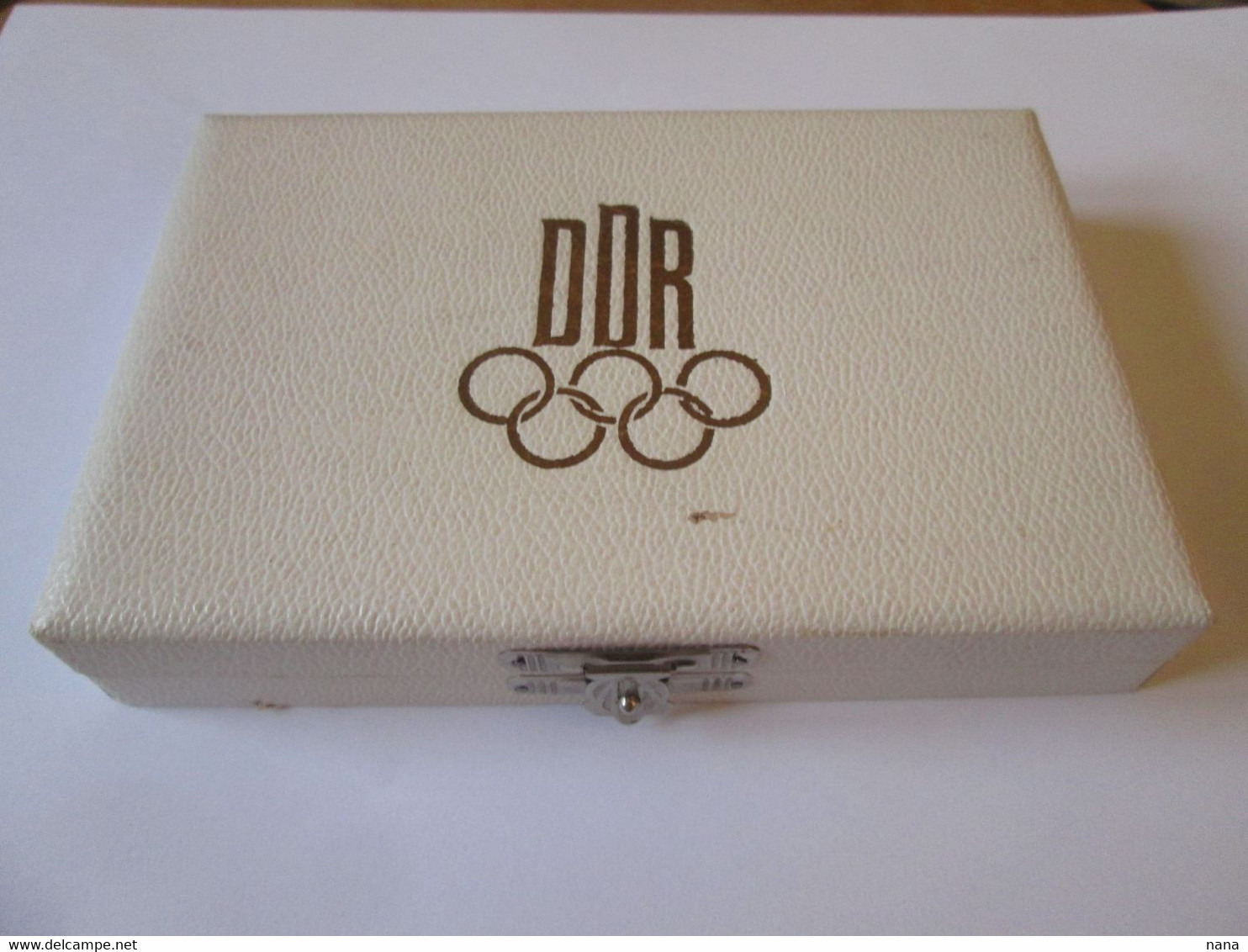 Set Of 2 Unicirculated GDR/DDR Medals 1973/1984 Commemorating The Olympic Games In The Original Box - RDA