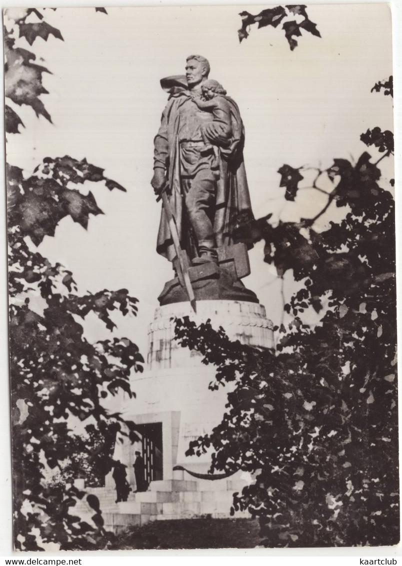 Berlin-Treptow - Sowjetische Ehrenmal : 'Soldatenstatue Mit Kind Und Zerbrochenem Hakenkreuz' - (D.D.R.) - Treptow