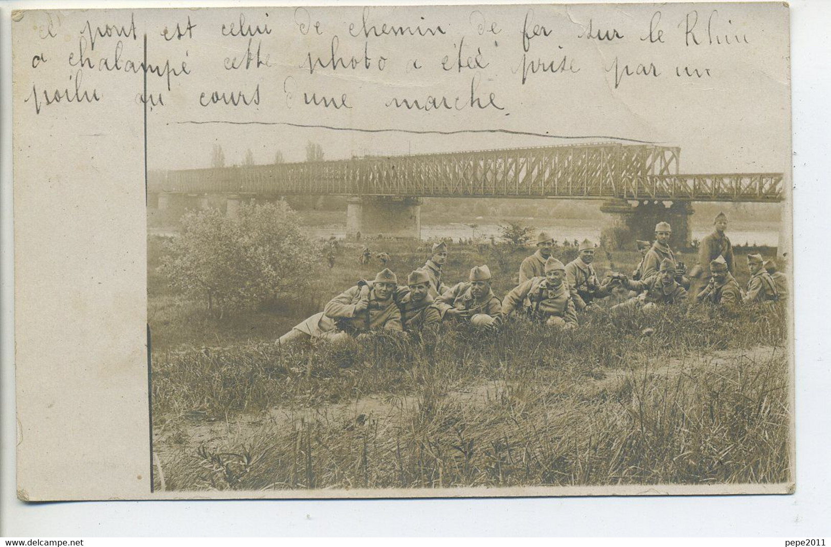 Carte Photo Militaria 68 CHALAMPÉ Groupe De Soldats Devant Un Pont De Chemin De Fer Au-dessus Du Rhin 1921 - Chalampé