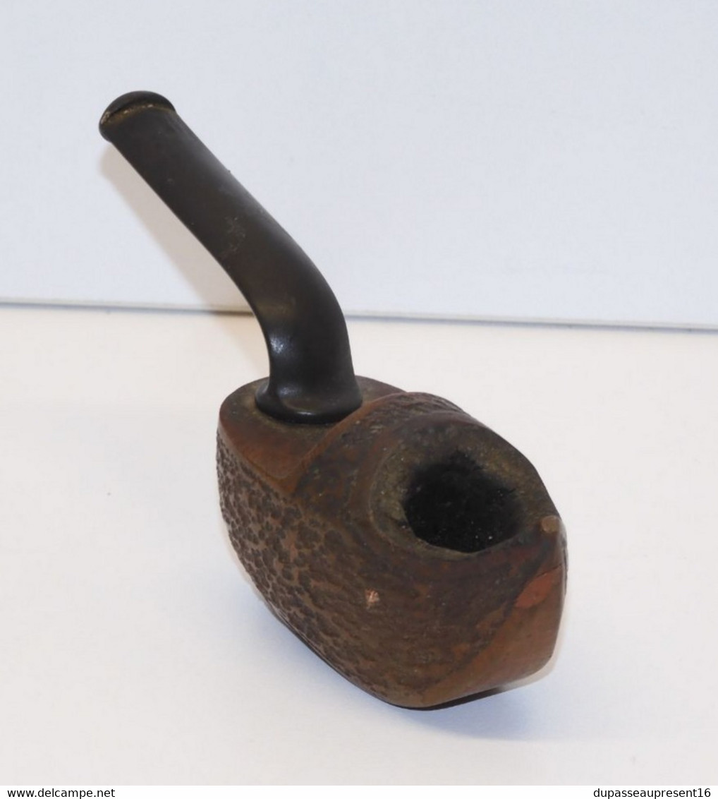 *JOLIE ANCIENNE PIPE EN BOIS FORME SABOT SOUVENIR DE LOURDES COLLECTION  E