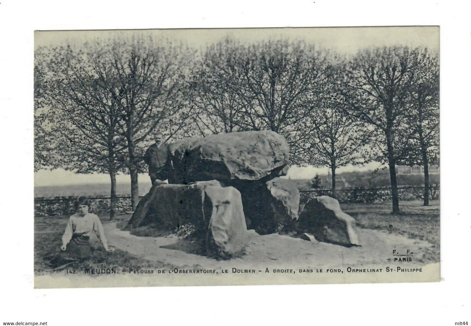 Meudon - Pelouse De L'Observatoire Le Dolmen -  A Droite, Dans Le Fond, Orphelinat St Philippe - Dolmen & Menhirs