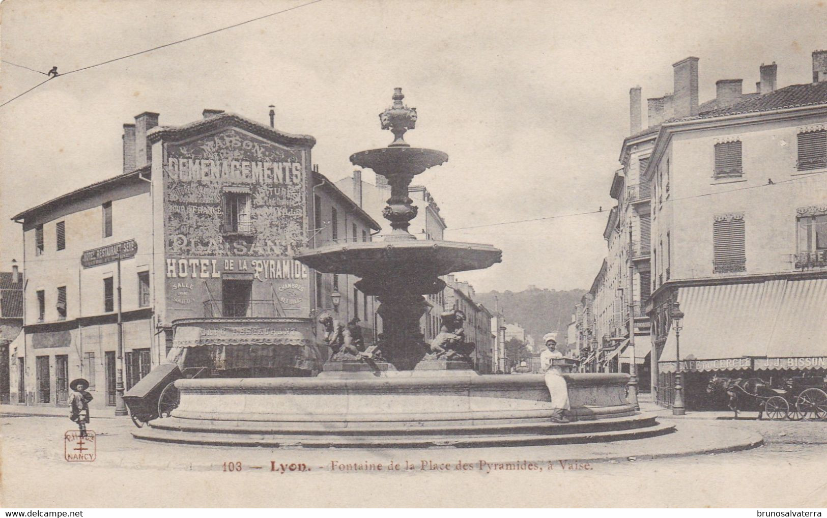 LYON - Fontaine De La Place Des Pyramides à Vaise - Lyon 9