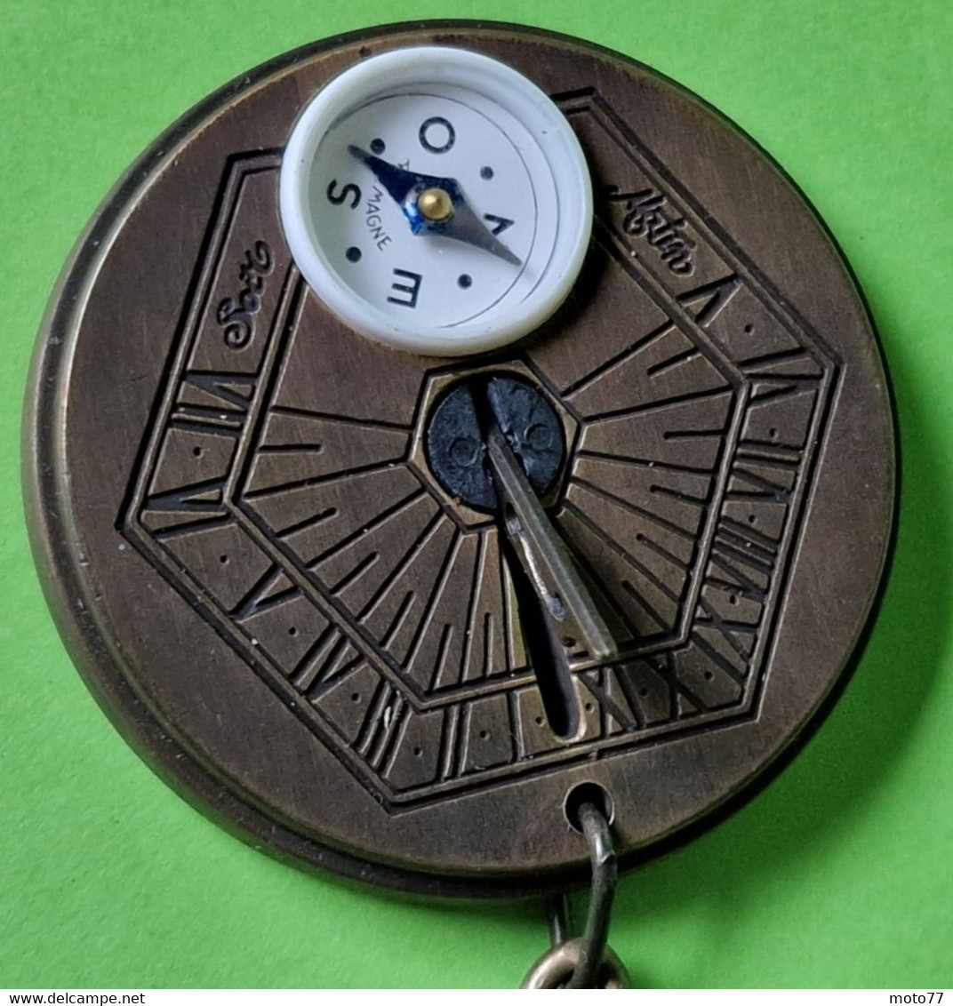 Ancien Mini CADRAN SOLAIRE Portatif ARTISSIME - Mode D'emploi D'origine - La Montre D'une Autre époque - Vers 1980 - Autres & Non Classés