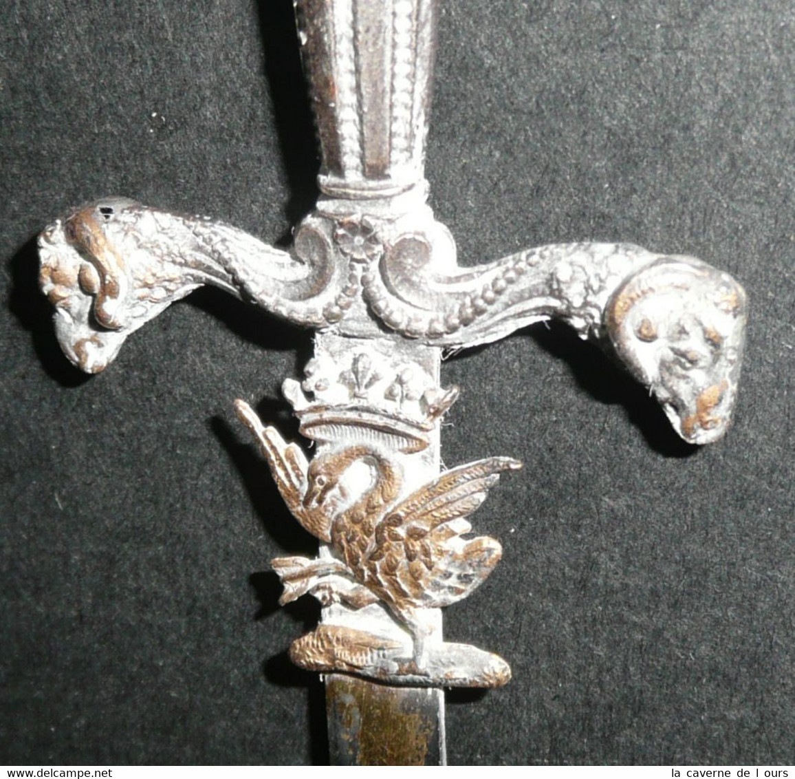 Rare Coupe-papier Ouvre-lettres En Métal, Têtes De Béliers, Cygne Couronné Flèche, Claude De France - Letter-opener