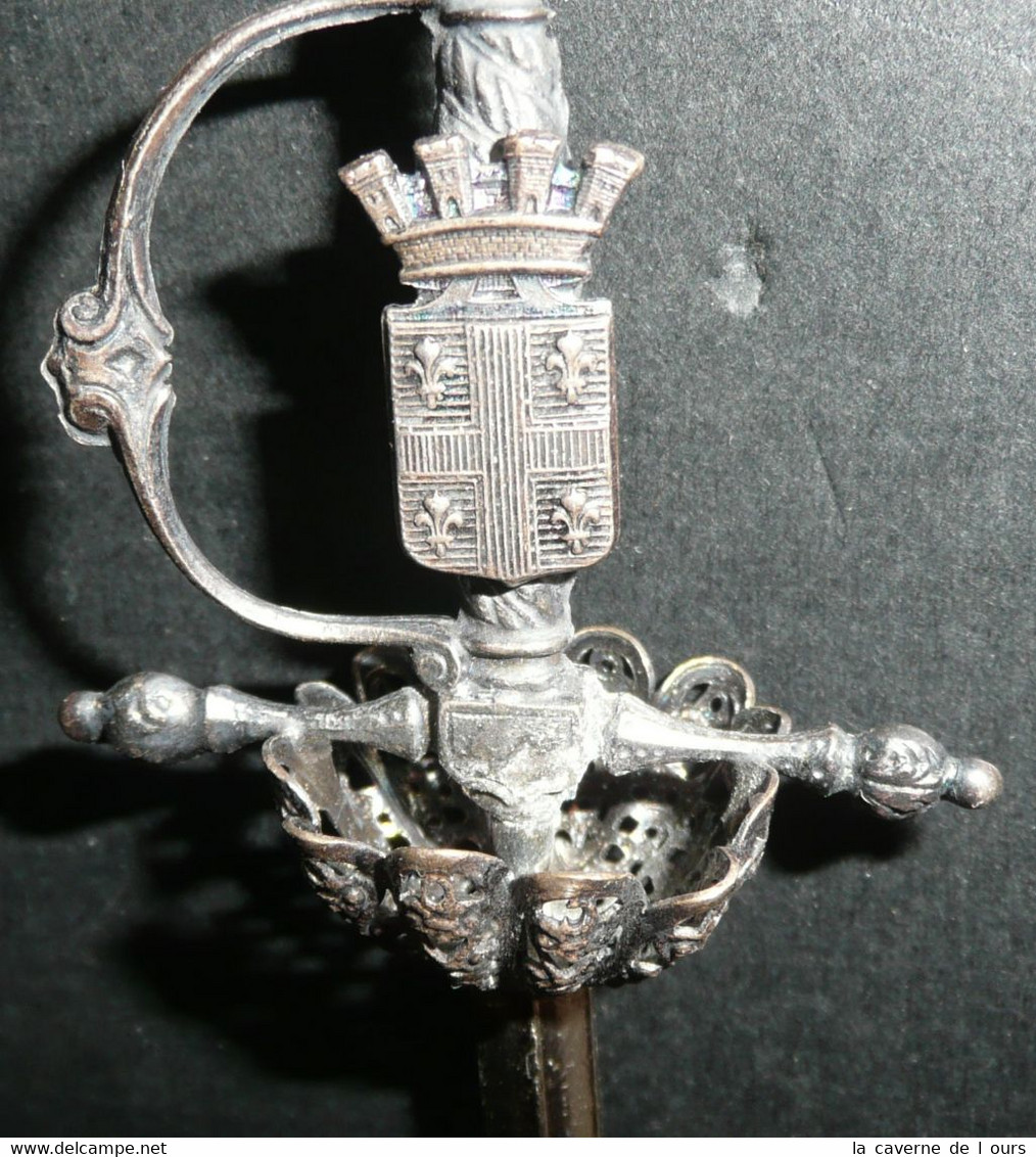 Rare Coupe-papier Ouvre-lettres En Métal, Forme D'épée Avec Blason Héraldique, écusson, Tours Fleurs De Lys - Letter-opener