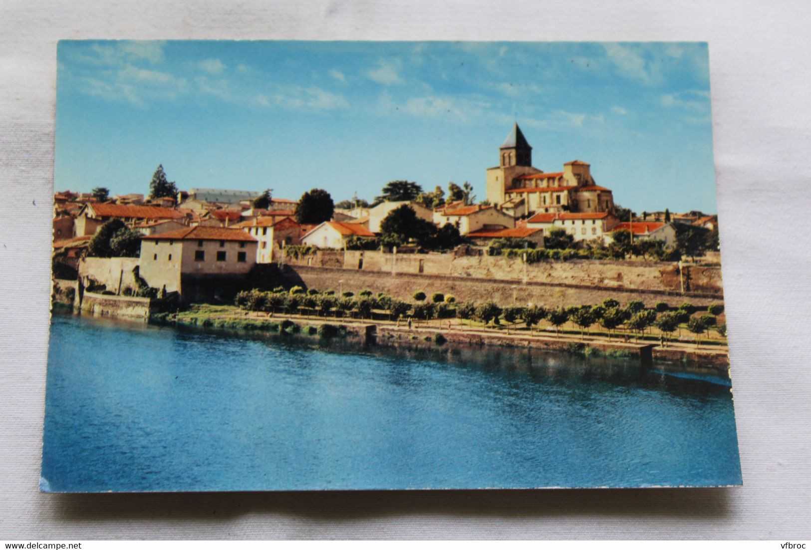 Cpm, Pont Du Château, L'église Saint Martin Et Bords De L'Allier, Puy De Dôme 63 - Pont Du Chateau