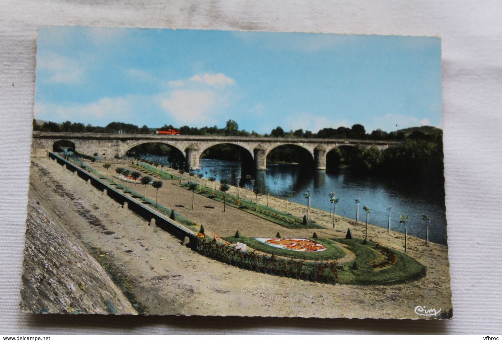 Cpm, Pont Du Château, Jardin Des Armes De La Ville, Puy De Dôme 63 - Pont Du Chateau