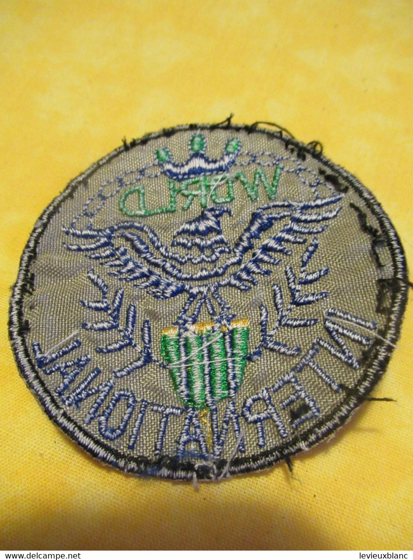 Ecusson Ancien /(à Déterminer)/ WORLD INTERNATIONAL /avec Aigle En Position Du Saint-Esprit/ Vers 1960 -1970       ET366 - Patches