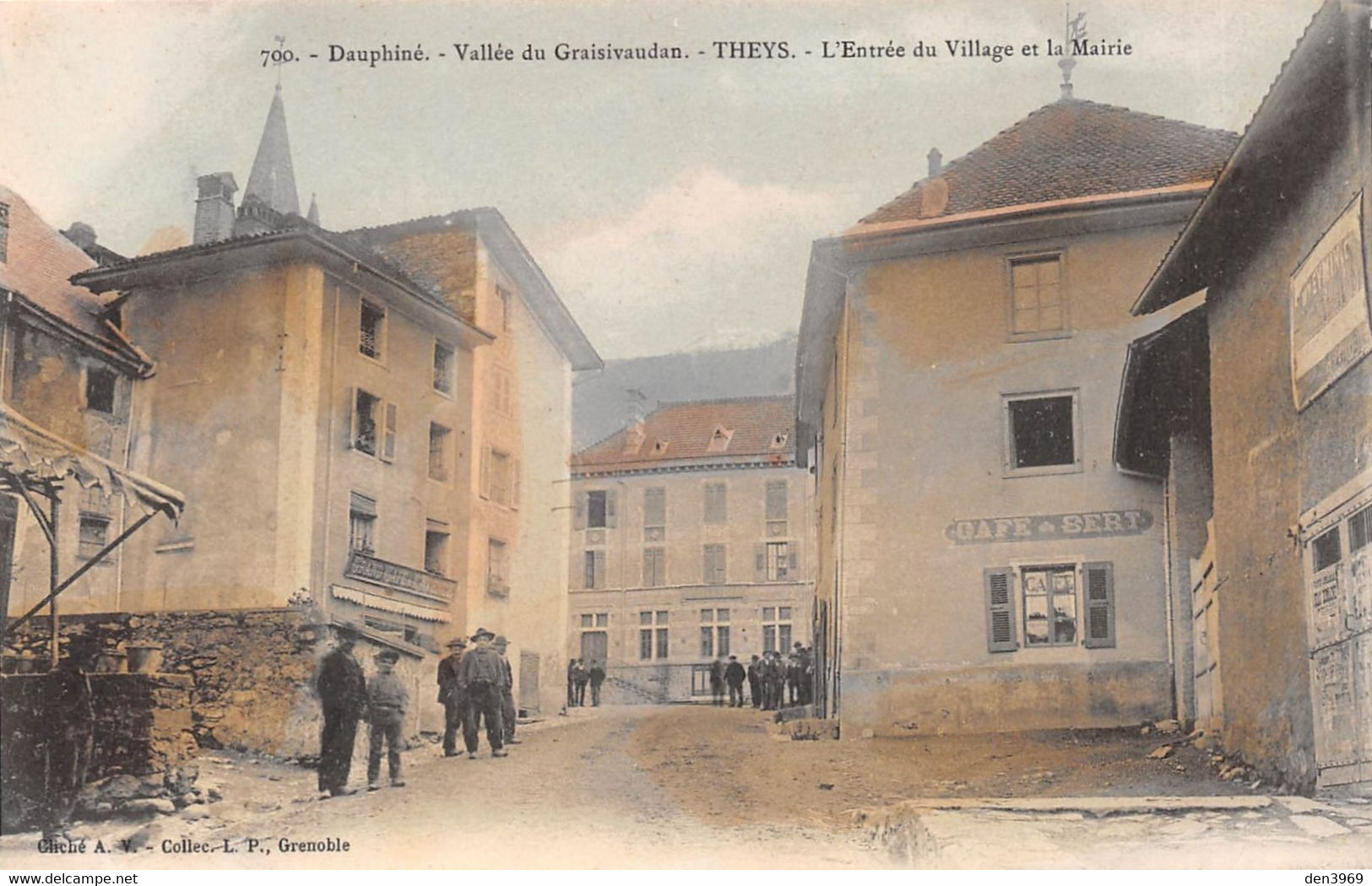 THEYS (Isère) - L'Entrée Du Village Et La Mairie - Café De L'Avenue & Café De Sert - Vallée Du Graisivaudan - Theys