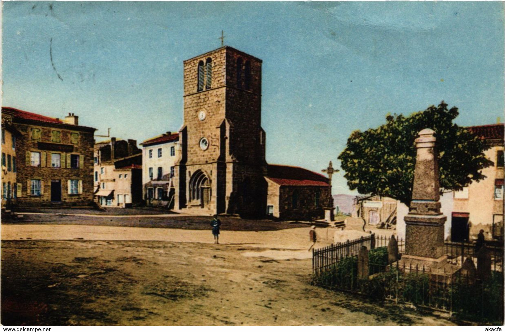 CPA St-JEAN-SOLEYMIEUX - Place Publique - Église Et Monument Aux Morts (166062) - Saint Jean Soleymieux