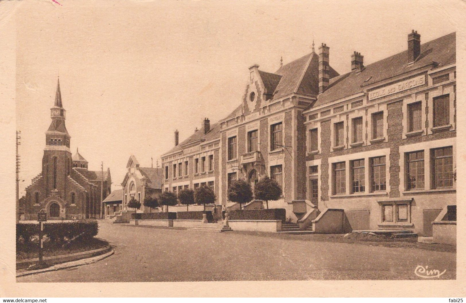 COMBLES MAIRIE ECOLE SALLEDES FETES L EGLISE - Combles