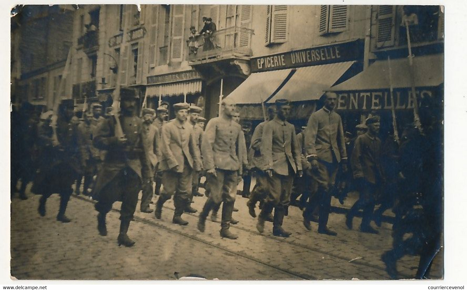 CPA PHOTO - ROANNE (Loire) - Passage De Prisonniers Allemands / Epicerie Universelle - Roanne