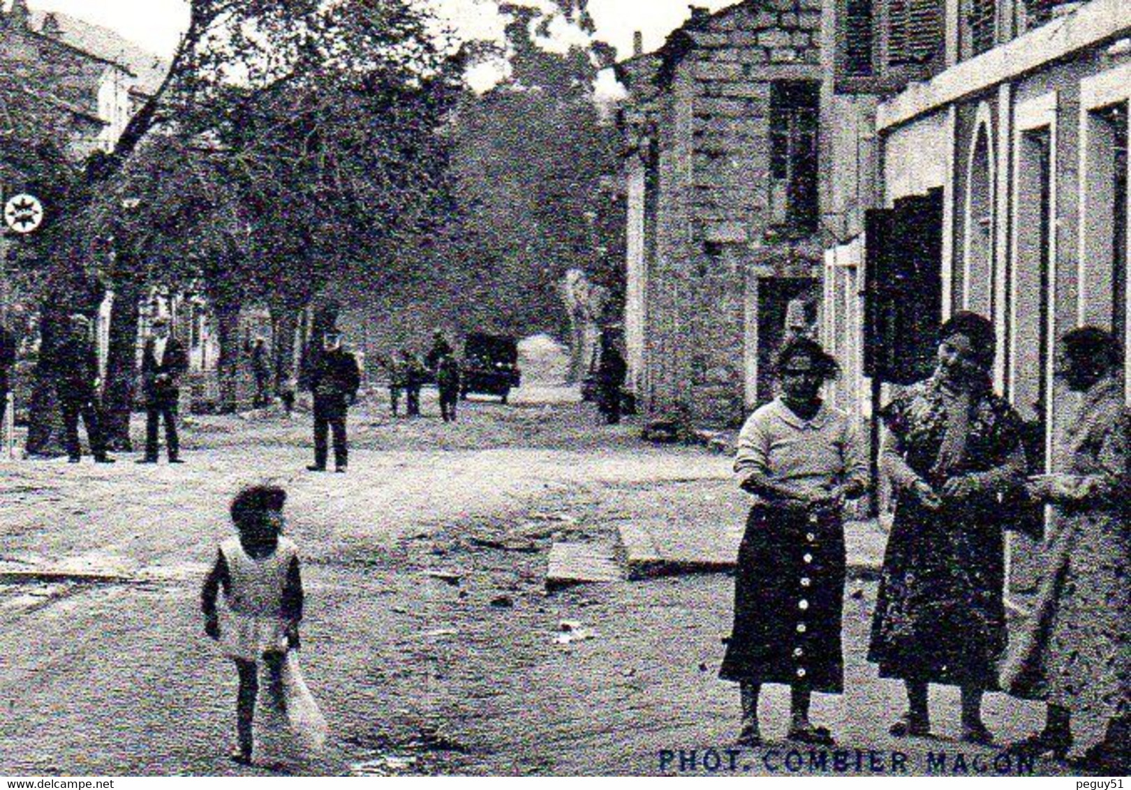 Corse Du Sud. Sainte-Lucie De Porto-Vecchio. Groupe D'hommes Et Femmes Sur La Place. Pompe à Essence. - Other & Unclassified