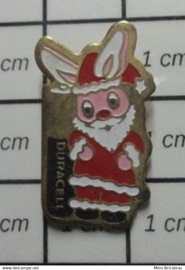 810i Pin's Pins / Beau Et Rare / NOEL / LAPIN ROSE DURACELL PERE NOEL PILE ELECTRIQUE - Kerstmis