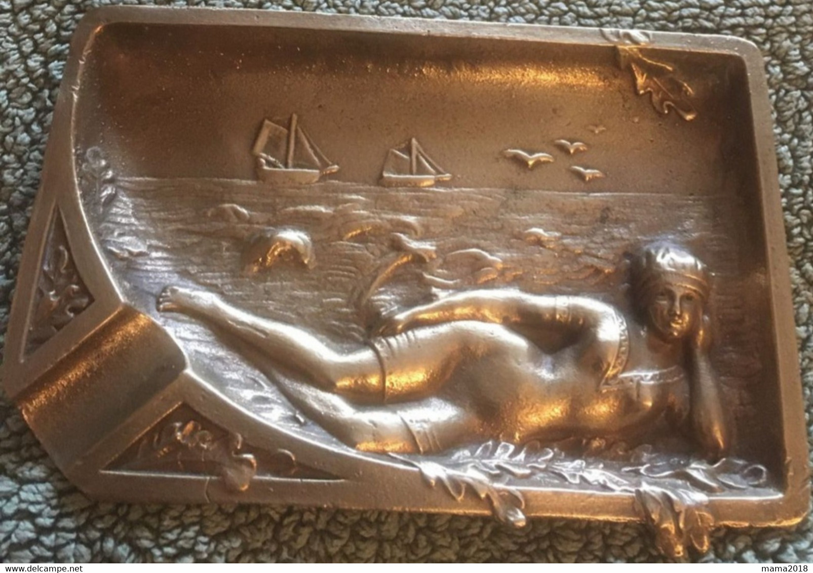 Cendrier En Bronze Doré  Art Déco   Baigneuse Allongée Sur La Plage - Bronzes