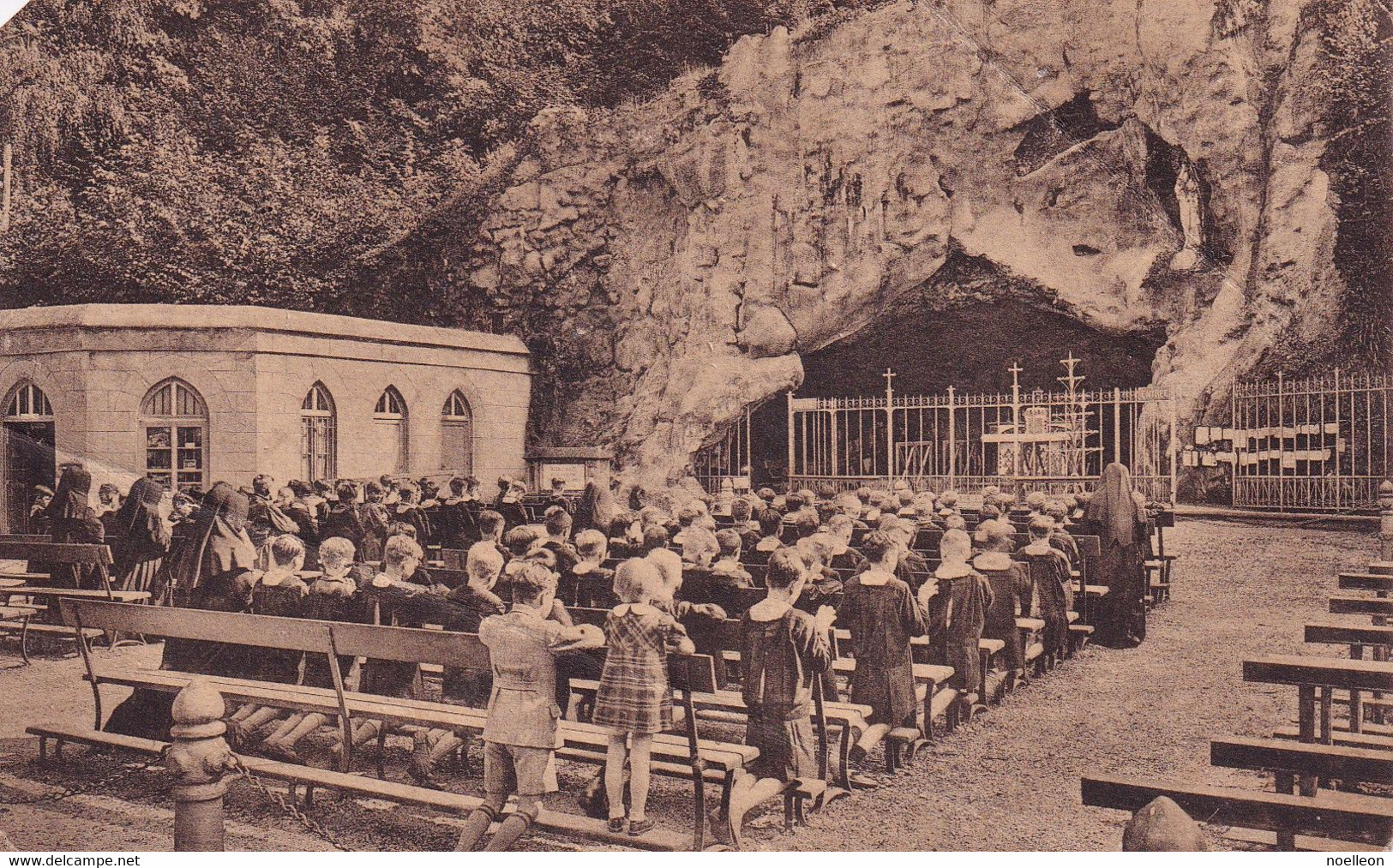 Yvoir - Orphelinat ND De Lourdes - Les Enfants Devant La Grotte - Yvoir