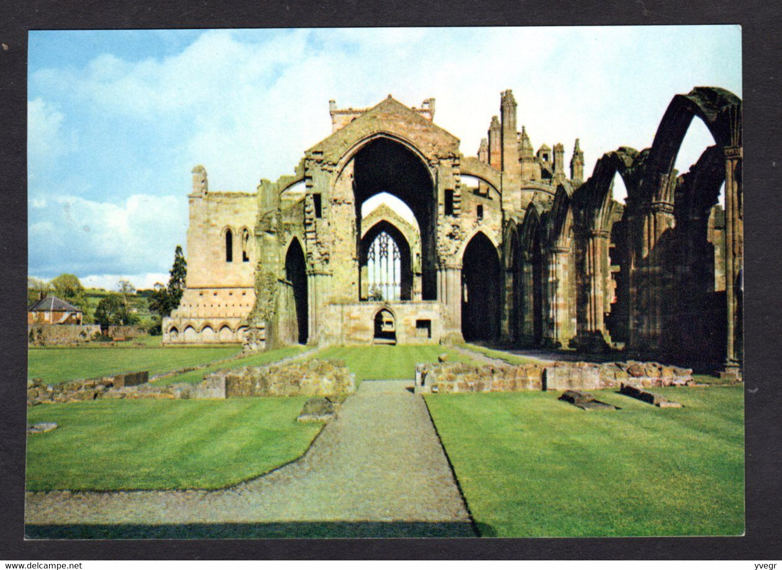 Ecosse - 3 - Melrose Abbey - The Ruined Nave With Great East Window In The Background (ruines De L'abbaye) - Roxburghshire