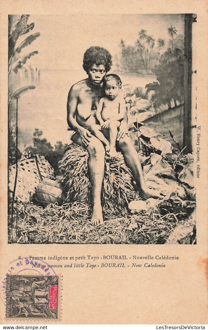 CPA NOUVELLE CALÉDONIE - Femme Indigene Et Petit Tayo - Bourail - Femme Seins Nus Et Son Enfant - Henry Caporn Editeur - Neukaledonien
