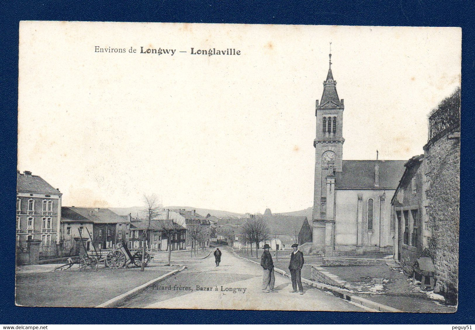 Environs De Longwy. Longlaville. Eglise Saint-Laurent. Passants. - Longwy