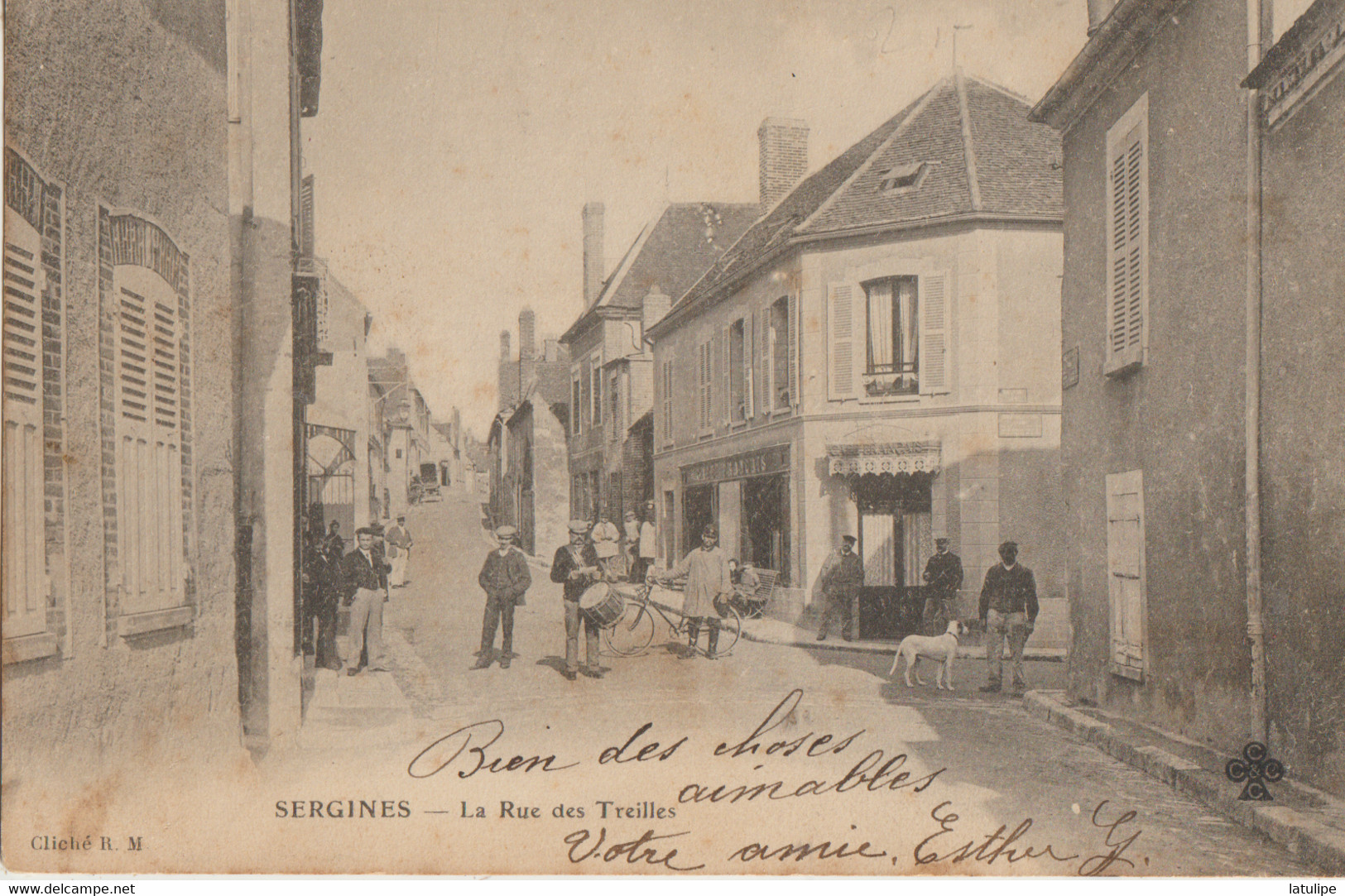 Sergines  89  La Rue Des Treilles-Café Et Rue Tres Tres Animée-Annonceur Avec Son Tambour - Sergines