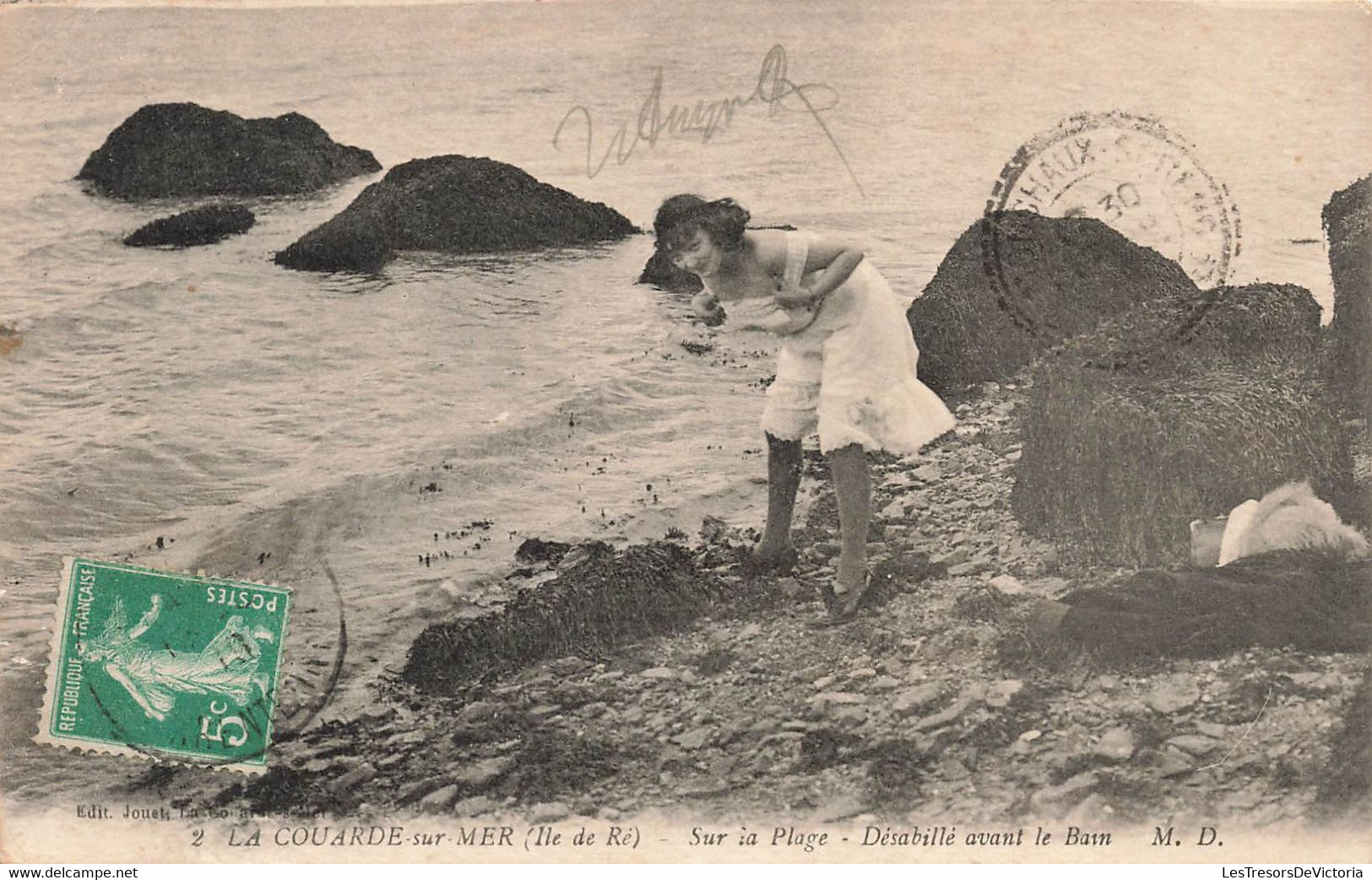 CPA La Couarde Sur Mer - Sur La Plage - Desabillé Avant Le Bain - Edition Jouet - Femme Se Deshabillant Au Bord De L'eau - Ile De Ré