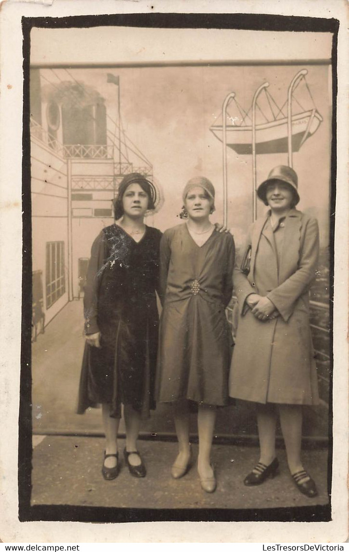 CPA Photographie - Trois Femmes Devant Un Decor De Bateau Paquebot De Croisiere - Photographs