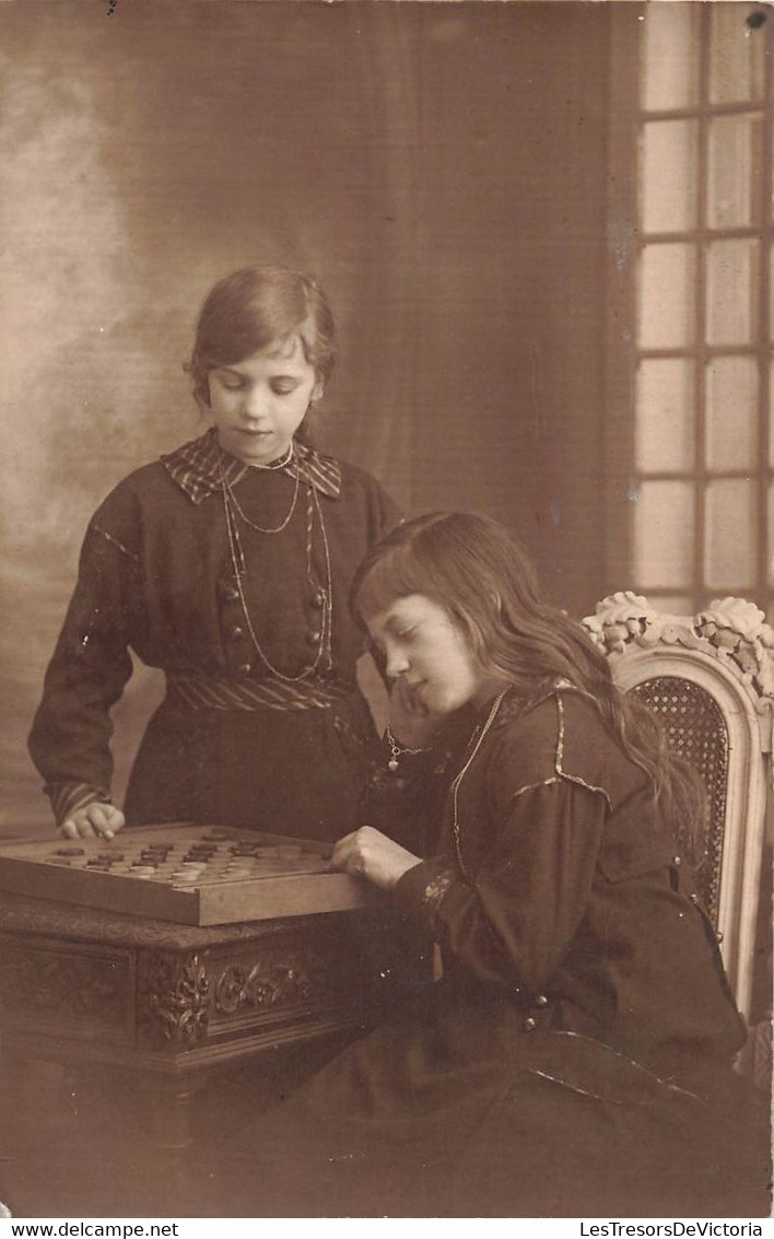 CPA Photographie - Deux Jeunes Filles Jouant Aux Dames - Jeu De Dame - Carte Photo - Photographs