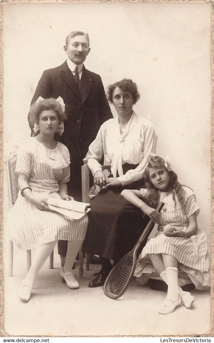 CPA Photograhie - Famille Et Jeune Fille Avec Une Raquette De Tennis Et Une Balle - Sport - Photographie