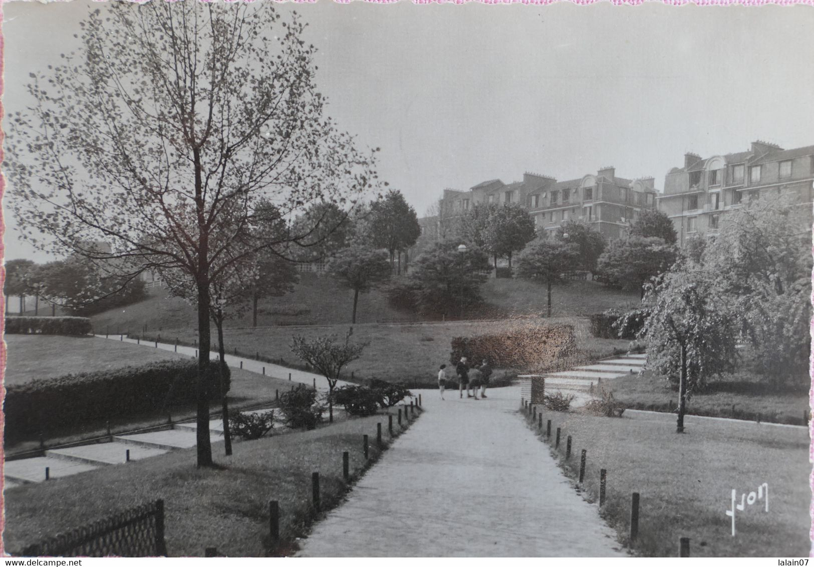 Carte Postale : 75 : PARIS 19 : Les Nouveaux Quartiers De La Porte Brunet, Square Du Chapeau Rouge, Timbre En 1967 - Arrondissement: 19