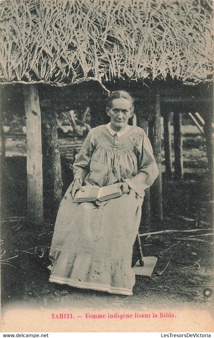 CPA TAHITI - Femme Indigene Lisant La Bible - Dos Simple - - Tahiti