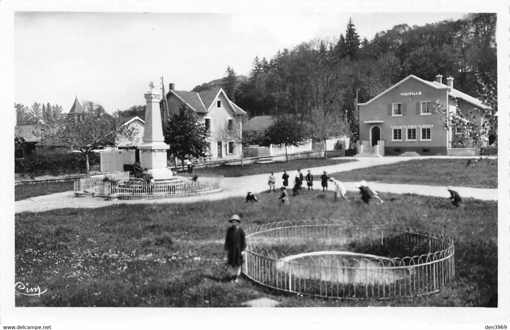 VIRIVILLE (Isère) - Place Du Monument Aux Morts Et La Poste - Viriville