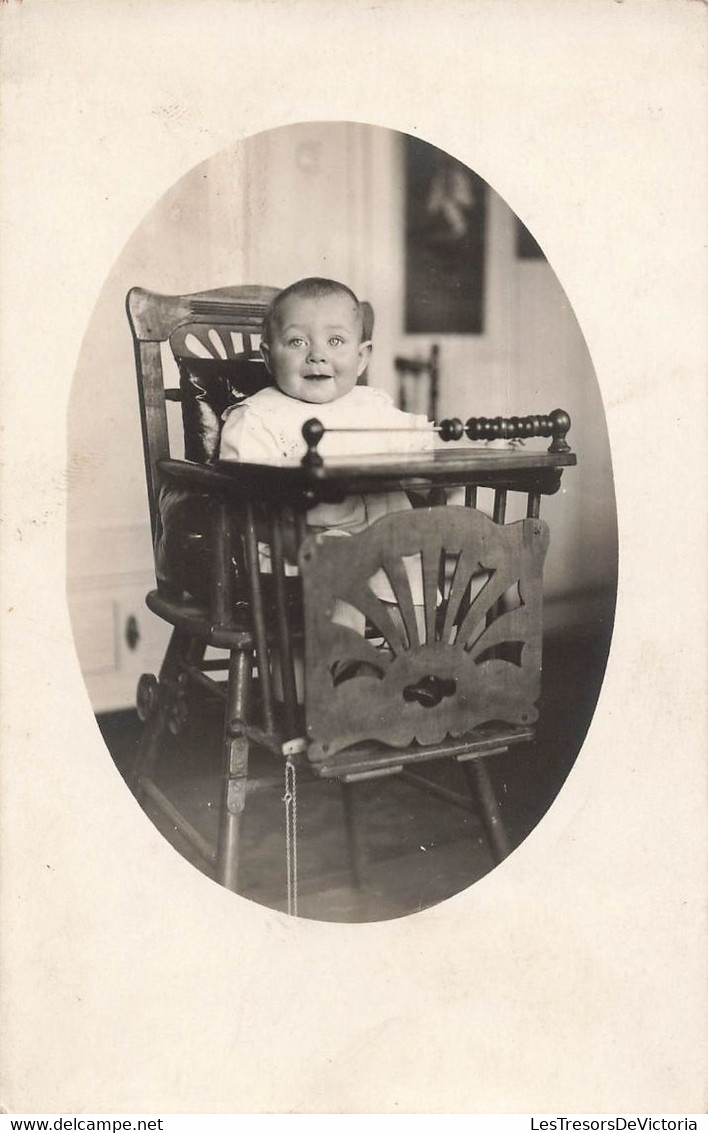 CPA Photo - Bébé Sur Sa Chaise Haute Devant Un Boulier - Jeux Jouet - - Spielzeug & Spiele