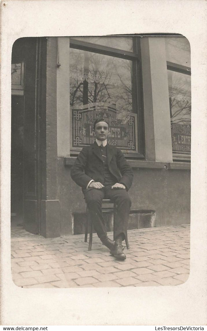 CPA Photographie - Un Homme Assis Sur Une Chaise Devant Une Vitrine L'entracte - - Photographie