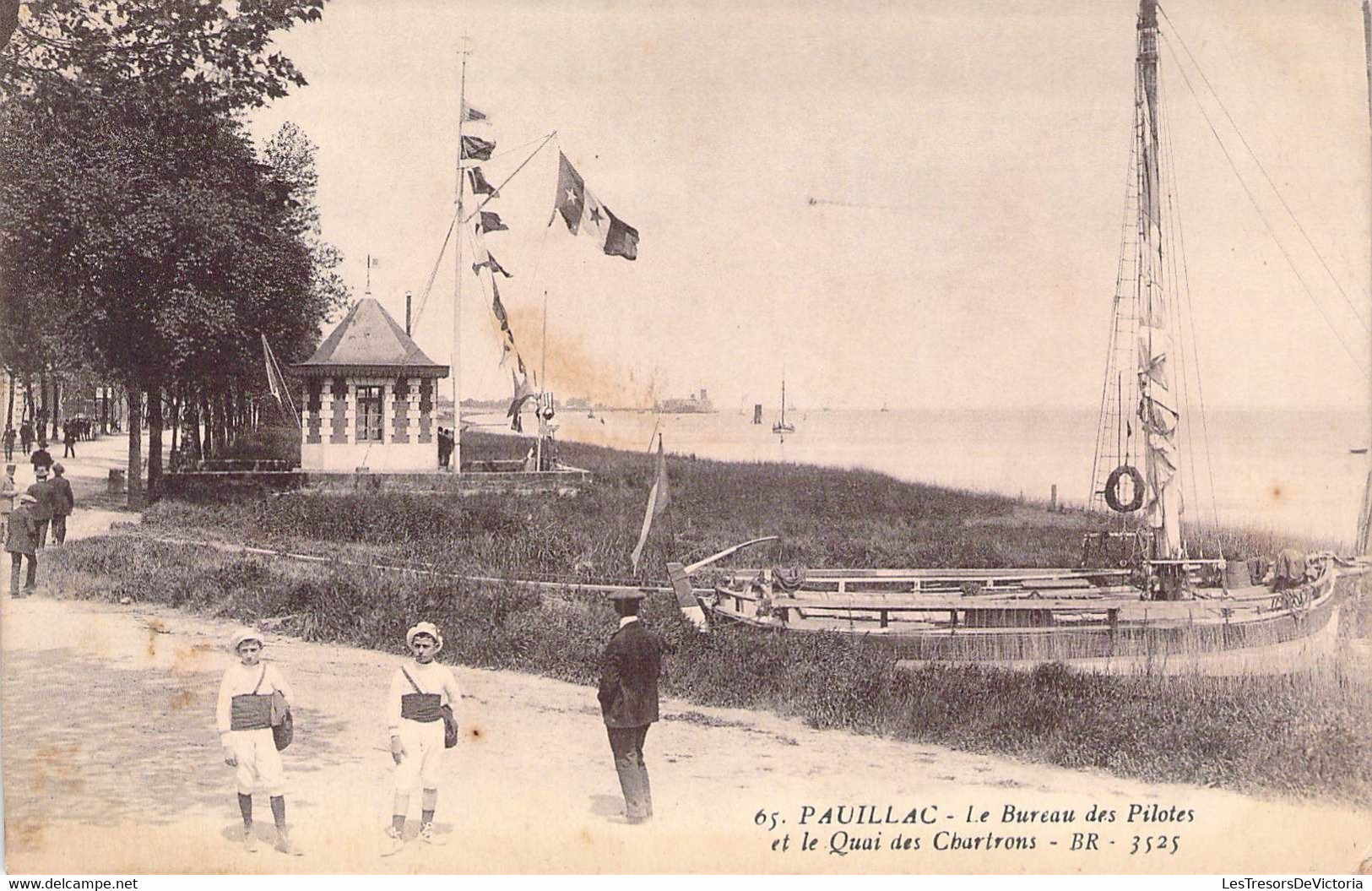 CPA France - Gironde - Pauillac - Le Bureau Des Pilotes Et Le Quai Des Chartrons - BR - Animée - Bateau - Drapeau - Pauillac