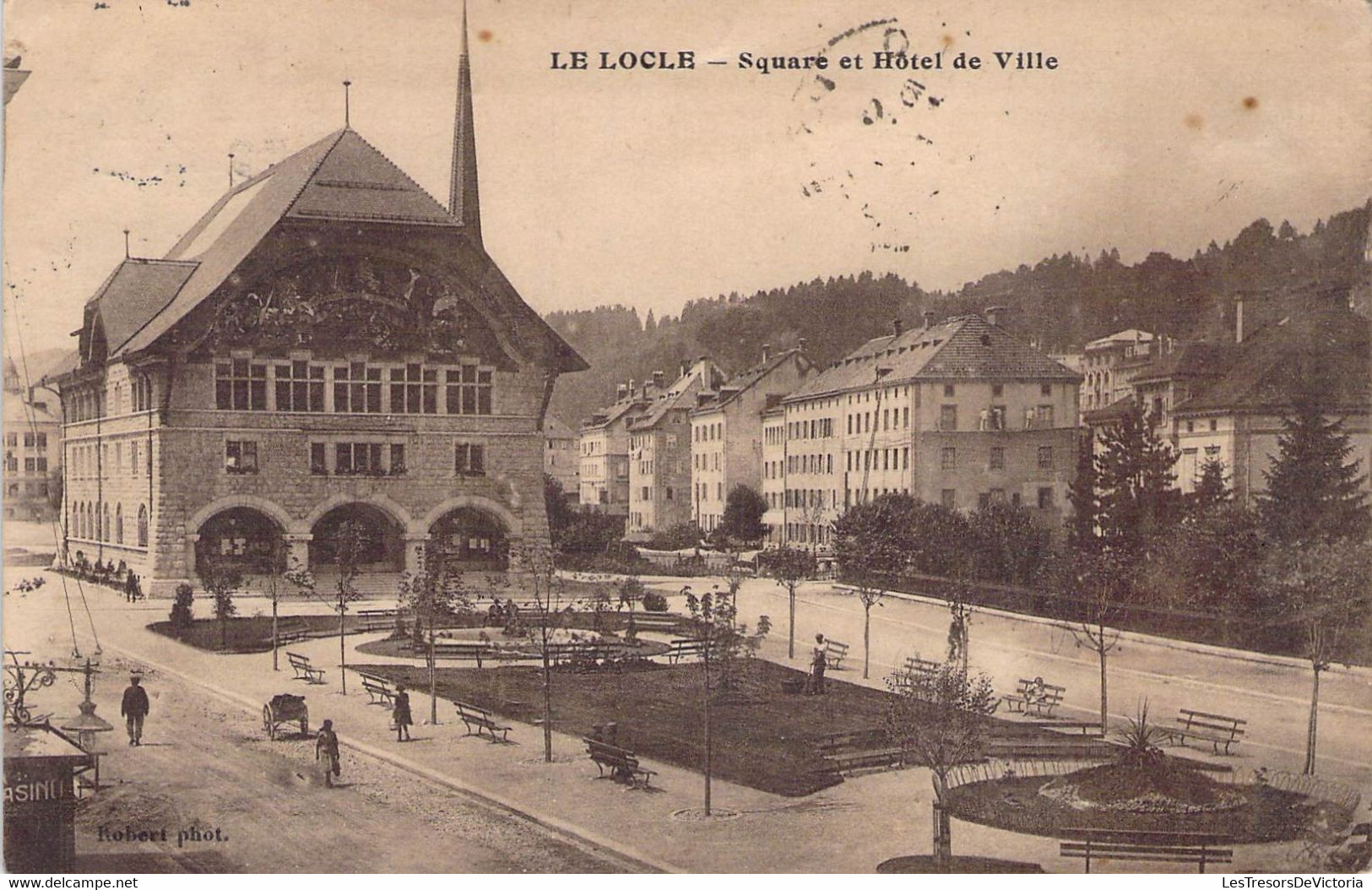 CPA - SUISSE - LE LOCLE - Square Et Hôtel De Ville - Animée - Photo Robert - Le Locle